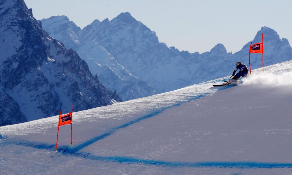 Sciatore gareggia per la coppa del mondo Sci Cortina