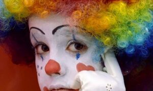 Clown con capelli colorati