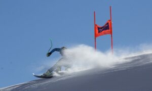 Sciatore corre per i mondiali di sci Cortina 2021