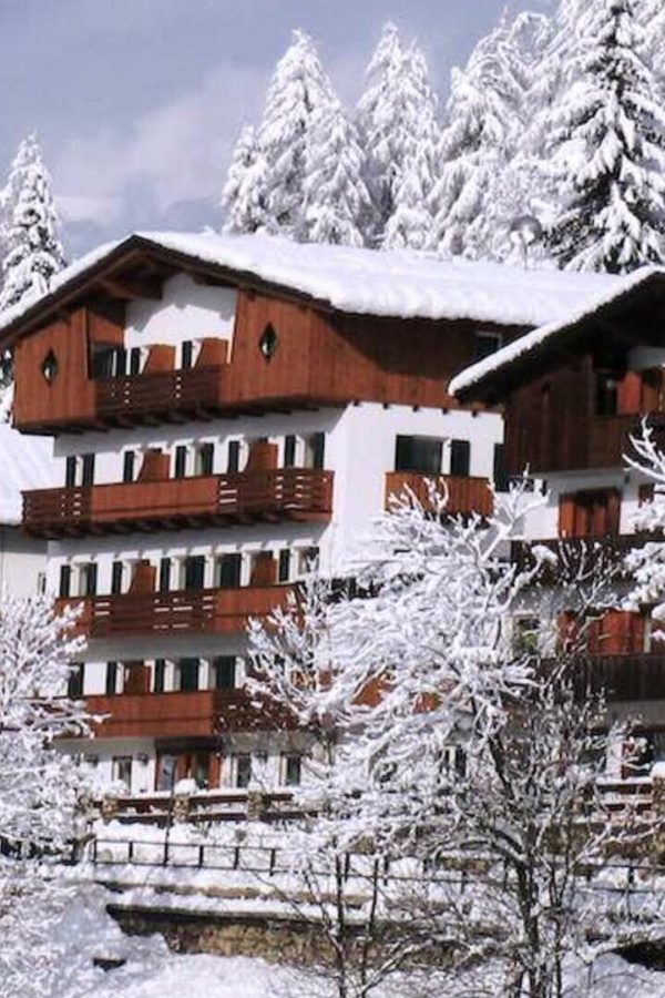 Hotel Des Alpes Cortina – Esterno innevato Hotel Des Alpes Cortina - Esterno innevato