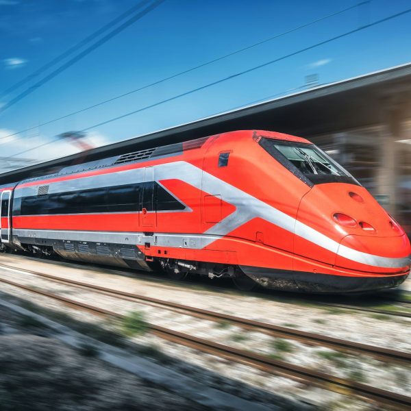 Treno ad alta velocità passa dalla stazione