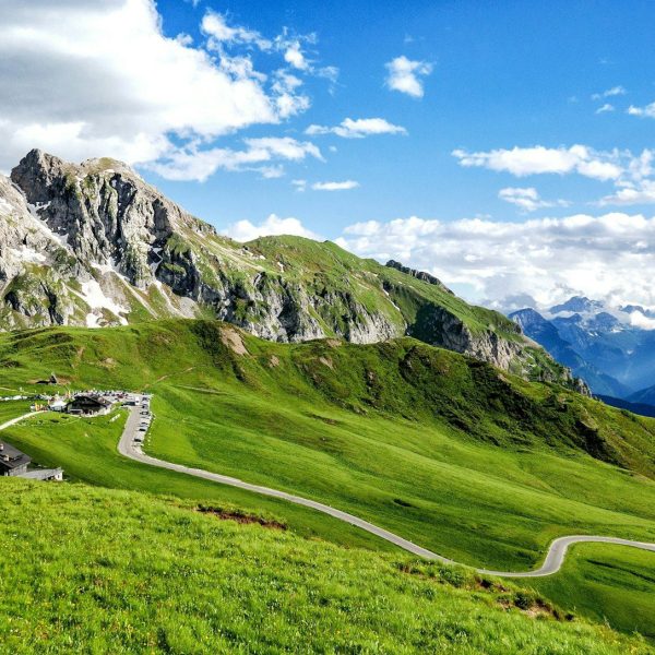Strada di montagna, con sullo sfondo le Dolomiti